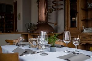 uma mesa com copos de vinho numa toalha de mesa branca em Hotel "Zur Moselterrasse" em Palzem