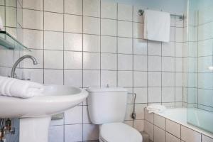 Ένα μπάνιο στο Maria's Garden Apartments +44 φωτογραφίες