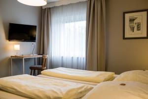 Hotel "Zur Moselterrasse" tesisinde bir odada yatak veya yataklar