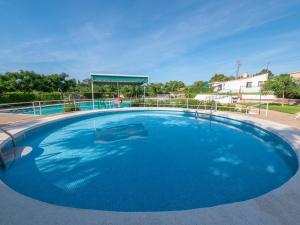 a large swimming pool with blue water at Camping Playa y Fiesta in Miami Platja