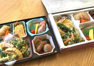 een lunchbox gevuld met verschillende soorten eten bij Hotel Trend Mito in Mito