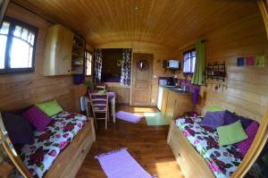 - une chambre avec 2 lits dans une cabane en bois dans l'établissement Rosalie, à Fiquefleur-Équainville
