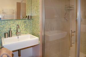 a bathroom with a sink and a shower at Düsselapp in Düsseldorf +16 photos