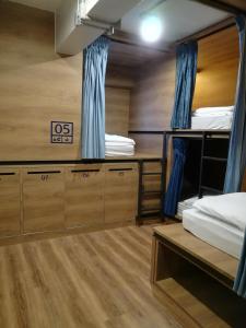 Letto o letti in una camera di Natee Hostel