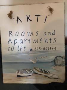 リバディオンにあるAkti Rooms And Studiosの海岸二隻の絵画