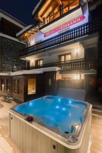 a hot tub in the middle of a building at Hotel Lyskamm in Breuil-Cervinia