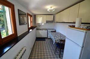 Η κουζίνα ή μικρή κουζίνα στο Lobster Cottage apartment