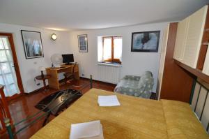 Μια τηλεόραση ή/και κέντρο ψυχαγωγίας στο Lobster Cottage apartment