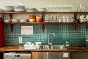 Cucina o angolo cottura di Hafaldan HI hostel, old hospital building