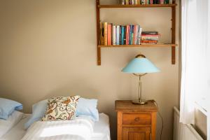 Letto o letti in una camera di Hafaldan HI hostel, old hospital building