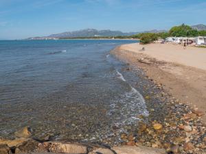 En strand vid eller i närheten av campingen