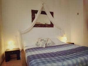Schlafzimmer mit einem Bett und einem Spiegel an der Wand in der Unterkunft B&B The Dream in Zoagli