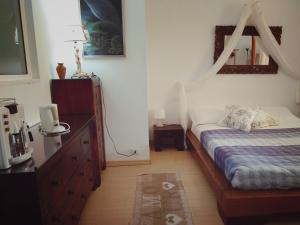 a bedroom with a bed and a dresser and a mirror at B&B The Dream in Zoagli