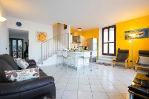 un soggiorno con divano e una cucina con pareti gialle di Blevio Panoramica a Blevio