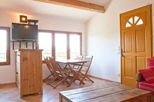 TV a/nebo společenská místnost v ubytování Le gîte des garrigues