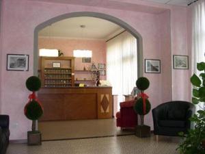 una sala d'attesa con arco e biblioteca di Mio Hotel Firenze a Firenze