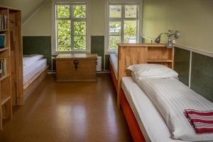 Letto o letti in una camera di Hafaldan HI hostel, old hospital building