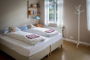 Letto o letti in una camera di Hafaldan HI hostel, old hospital building