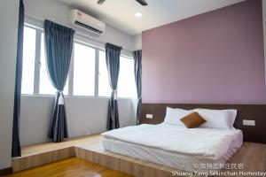 Postel nebo postele na pokoji v ubytování Shuang Yang Sekinchan Homestay