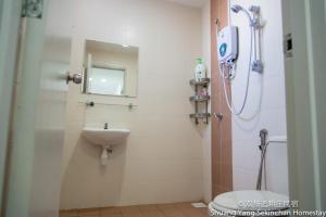 Koupelna v ubytování Shuang Yang Sekinchan Homestay