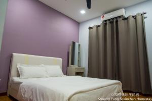 Postel nebo postele na pokoji v ubytování Shuang Yang Sekinchan Homestay