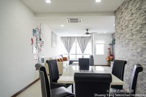 Posezení v ubytování Shuang Yang Sekinchan Homestay