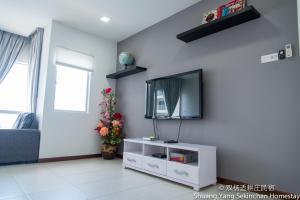 TV a/nebo společenská místnost v ubytování Shuang Yang Sekinchan Homestay