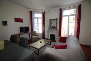 un soggiorno con un divano e un tavolo di AGENCIA apartement 3 PIECES RUE D'ANTIBES a Cannes