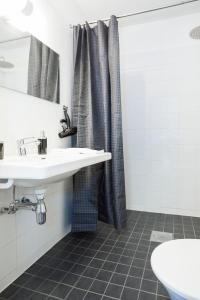 La salle de bains est pourvue d'un lavabo et de toilettes. dans l'établissement Karlskoga Hotell & Konferens, à Karlskoga