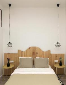 1 dormitorio con 1 cama grande y 2 mesas en Apartment Muñoz 1, en Alicante