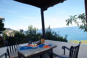 アギオス・イオアニス・ペリオンにあるPelion Oramaの海の景色を望むバルコニー(テーブル付)