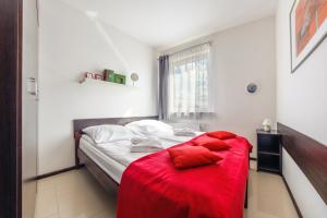 Postel nebo postele na pokoji v ubytování Apartamenty Sun & Snow Lisi Jar - sezonowy basen, blisko plaży, sauna