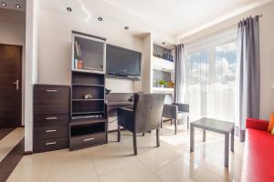 TV a/nebo společenská místnost v ubytování Apartamenty Sun & Snow Lisi Jar - sezonowy basen, blisko plaży, sauna