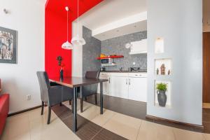Kuchyň nebo kuchyňský kout v ubytování Apartamenty Sun & Snow Lisi Jar - sezonowy basen, blisko plaży, sauna