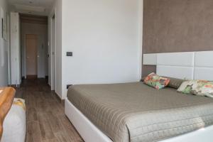 Postel nebo postele na pokoji v ubytování Conero Suites