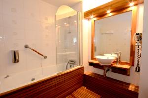 Bilik mandi di Greenhotels Roissy Parc des Expositions
