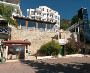 un edificio con balcón en la parte superior en Medusa Hotel, en Kas