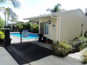 The swimming pool at or close to Wayfarer Motel
