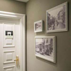 un pasillo con fotos en la pared y una puerta en Navigliotel 19 - Rooms & Suites, en Milán