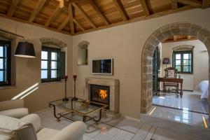 TV a/nebo společenská místnost v ubytování Moni Emvasis Luxury Suites