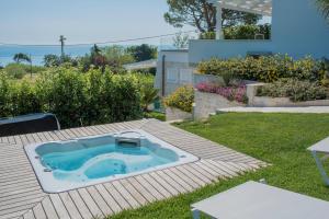Bazén v ubytování Conero Suites nebo v jeho okolí