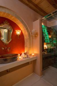 Vannas istaba naktsmītnē Moni Emvasis Luxury Suites