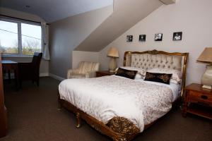 Ένα ή περισσότερα κρεβάτια σε δωμάτιο στο Coach Hill House