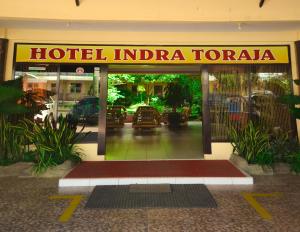 兰特包英迪拉托拉贾酒店的大楼前的India toraja标志