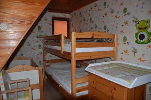 1 Schlafzimmer mit 2 Etagenbetten in einem Zimmer in der Unterkunft Ferienwohnung Westphal in Eschwege
