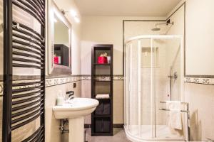 Ένα μπάνιο στο La Delizia Central Apartment +28 φωτογραφίες