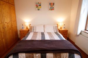 een slaapkamer met een bed met 2 drempels en een raam bij Old Fort Lodge in Sligo