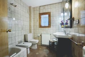 Koupelna v ubytování LA GINESTA 1, Apartaments de munyanya