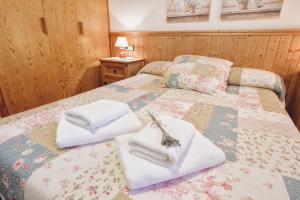Postel nebo postele na pokoji v ubytování LA GINESTA 1, Apartaments de munyanya