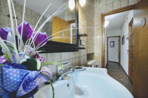 Koupelna v ubytování LA GINESTA 1, Apartaments de munyanya + 37 fotografií